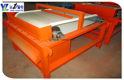 1.小型干式磁选机受欢迎的原因  　　1.1.由于近期铁矿石价格继续上涨,磁选矿机的节能效率提出了新的要求;  　　1.2.小型干式磁选机市场,不仅为用户降低投资成本,而且可以创造相当的经济价值.  　　1.3.小型干式磁选机的普及,使得一些老式磁选机逐渐淘汰.  　　1.4.开云手机官方版在线入口-开云(中国)提供完善的生产小型干式磁选机,所生产的设备得到了广大用户的广泛赞誉,该设备采用永磁系统,采用移动式式运行方式提高了材料的利用率.  　　1.5.小型磁选机设备在行业中推动新型设备的发展,进一步满足除铁工业的需要,并在除铁工业的应用中发挥了很大的推动作用  　　2.矿用小型磁选机价格与磁系的关系  　　2.1磁选机的价格和磁块的尺寸是密不可分的,有很多用户不明白与磁块的关系,今天远力小编给你一个详细分析它们之间的关系,磁管包括磁块和圆筒,我们先核算下成本价格,磁块的价格还没有下降,一块高强磁的磁强度会几百块钱,这样我们可以计算出来.  　　2.2磁选机滚筒的尺寸越大,所需磁铁的磁场强度越大,磁性块越高,磁铁的强度要求也越高,使得磁选机的价格由气缸的成本决定.