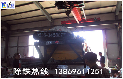 2.开云手机官方版在线入口-开云(中国)专业生产各种设备   干式磁选机,湿式磁选机,赤铁矿磁选机,褐铁矿磁选机,镜铁矿磁选机,锰矿磁选机等.拥有精良的加工设备,雄厚的科研力量,先进的工艺编排和现代化的管理,是磁选机设备定点生产企业.我们为客户提供优质的售前技术服务,认真介绍各种设备的技术特点.要求及用途,为客户提供详尽的设备配置和合理的报价,在保证质量的前提下尽量降低客户的投资成本.我厂有各类小型磁选机试验设备,可为用户免费做选矿试验.