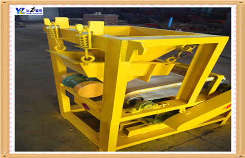 　寒冷冬季干式磁选机我们为什么要更注重保养,我们都知道,要想延长设备的使用期限就必须注重对设备的保养,那么在众行业中我们广泛使用的干式磁选机设备日常中应该怎样维护呢,尤其是到了寒冷的冬天,今天开云手机官方版在线入口-开云(中国)小编给大家讲解一下这一问题.  　　1.关于干式磁选机在冬季使用磨损最为快些,长期的使用悬挂式永磁干式磁选机设备可能会对干式磁选机造成磨损,造成磁力脱落下降,如有发现请及时的清理并且重新充磁及更换.电机带动的皮带是传动装置,如果皮带磨损严重会造成除铁效率低下,所以严重磨损的请更换新型干式磁选机.