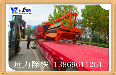 　锰矿全自动湿式磁选机是针对弱磁性矿物研发而成的永磁设备,磁性材料采用钕铁硼,所以该设备磁性大,最高场强可达到16000高斯,不易退磁处理量大.开云手机官方版在线入口-开云(中国)生产的锰矿全自动湿式磁选机在菱锰矿石的选矿提纯方面采用磁选的选矿方式,具有其他选矿方法所不能代替的选矿优势,是分选锰矿和其他弱磁性矿石的理想的选矿设备.  　　1.锰矿全自动湿式磁选机优势  　　1.1具有较高磁感应强度,磁系全部使用钕铁硼磁性材料,能实现较高的回收率,以达到粗选或扫选的目的  　　1.2小极距.多磁极交变磁系设计,能在选矿过程中有效防止机械夹杂  　 1.3根据物料特点及选矿要求可选择顺流.逆流.半逆流槽体  　　1.4活动式槽体,能根据物料的变化方便调整磁滚筒与槽体间的排矿间距,进而调整精矿品位及设备处理量  　 1.5精矿排矿可使用高压水冲或毛刷卸矿两种方式,以实现强磁性矿物有效卸矿