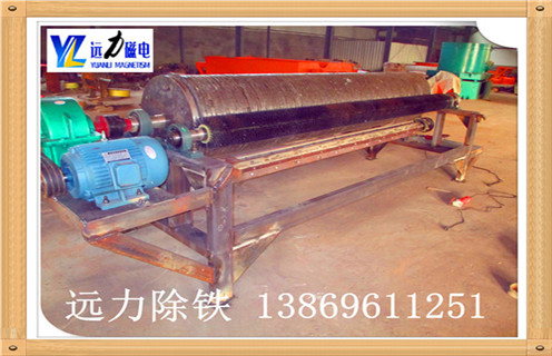 滚筒是永磁磁选机的核心部分,是影响磁选设备高效分选的重要指标,滚筒主要包括筒体.磁系.轴承,针对我公司的磁选设备滚筒的详细分析,开云手机官方版在线入口-开云(中国)小编温馨提示如下： 　　1.永磁磁选机材质：  　　皮为5mm厚优质不锈钢板(1Cr18Ni9Ti),外包5mm厚高耐磨硫化橡胶,采用在硫化罐内直接硫化工艺制作,粘结强度高,使用过程中不会出现大块脱落现象,使用寿命3年以上.端盖为离心铸造铝合金,材质密实,无砂眼.气孔缺陷.  　　2.永磁磁选机制作工艺：  　　筒皮与法兰焊接后采用整体加工工艺,保证了筒体的平行变和重直变,对行长轴承寿命有了可靠保障.端盖与法兰间采用密封垫加密封胶工艺,确保筒体不进水,大大长磁系的使用寿命.  　　3.永磁磁选机磁系的材料选择：  　　磁性材料全部采用国内知名厂家生产的高性能.高矫顽力.高剩磁的Y30BH铁氧体和N40H钕铁硼材料,保证磁系8年内退磁不超过5%.